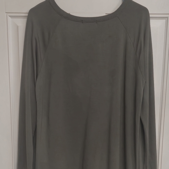 BNWOT! Women's Size Medium. Long-Sleeved Olive Green Lightweight Sweatshirt!✨️ - Picture 11 of 11